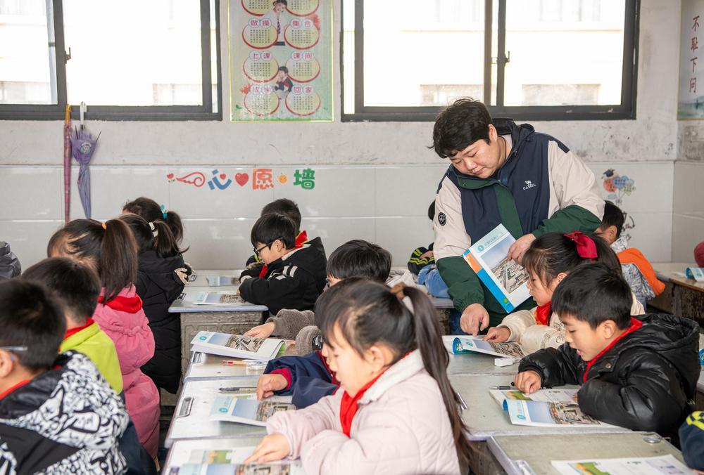 姜婷在课堂上指导学生。