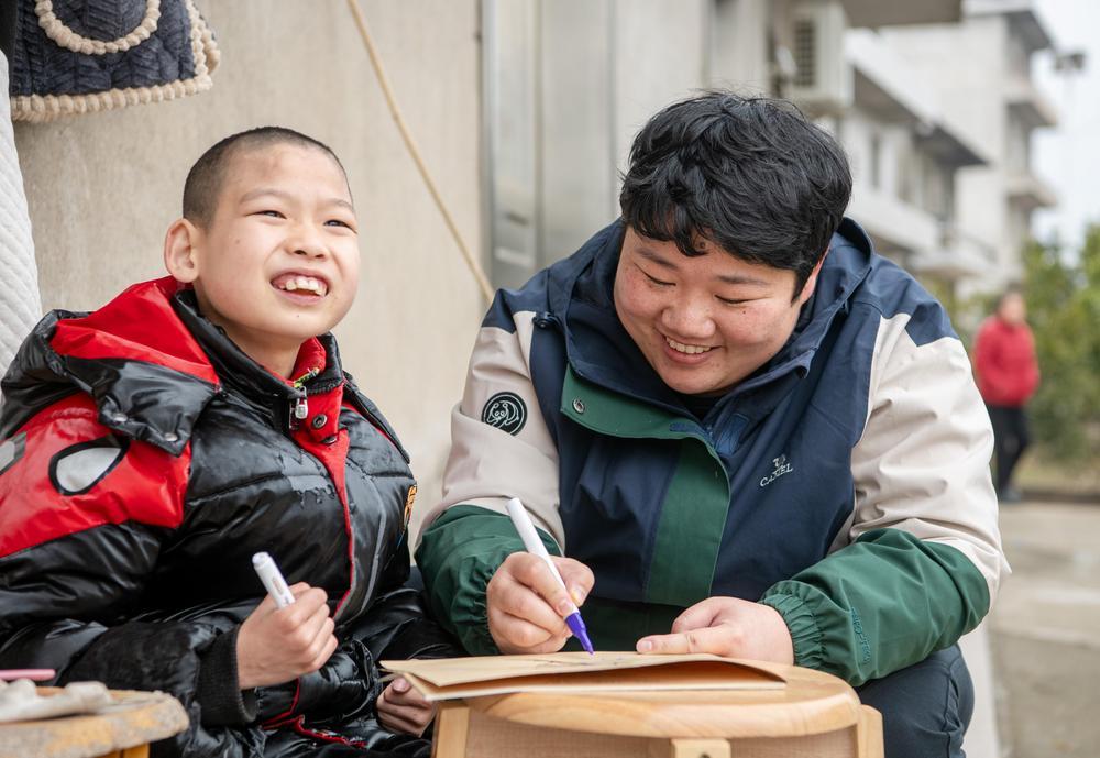 姜婷上门辅导孩子的功课。