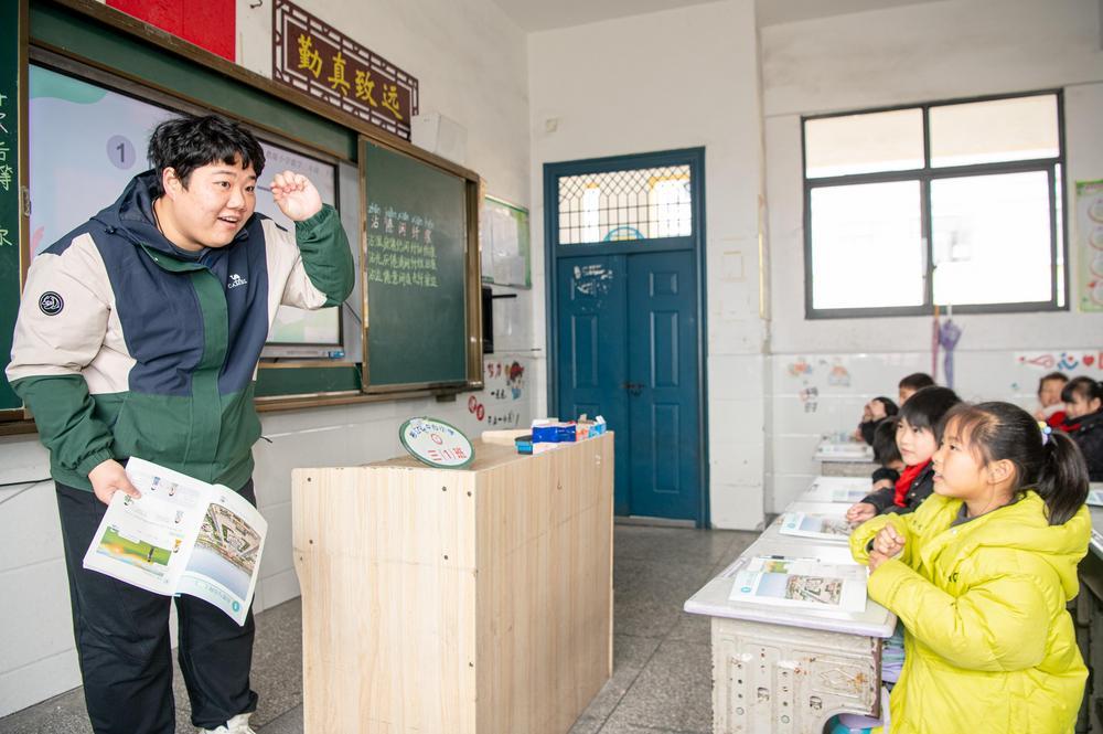 姜婷正在给三年级学生上数学课。