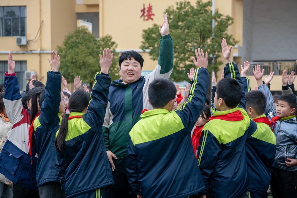 姜婷带领学生进行课外活动。