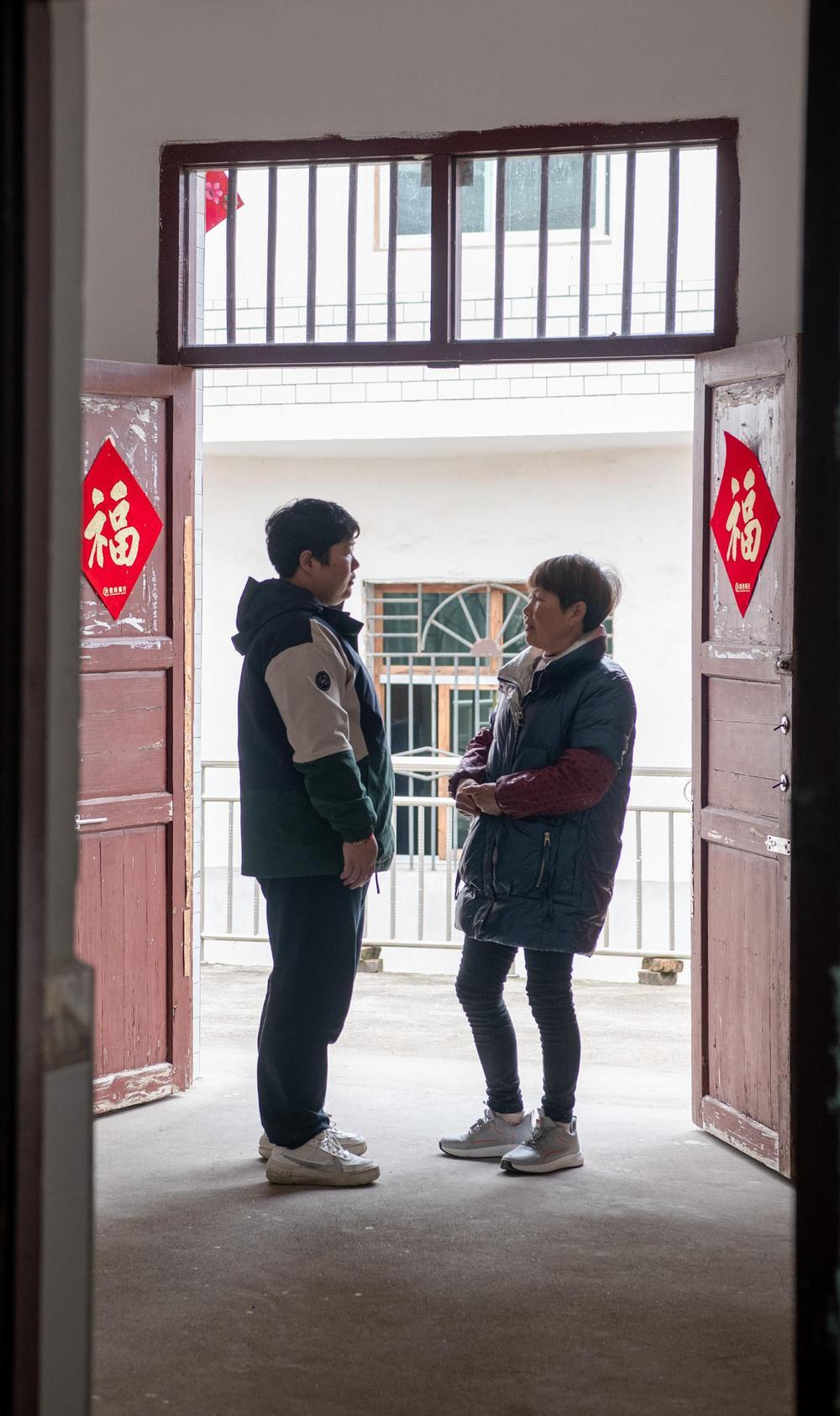 姜婷在和学生家长沟通交流。